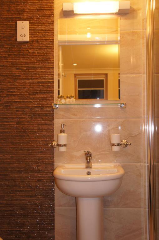 Sapphire Hotel London Room photo